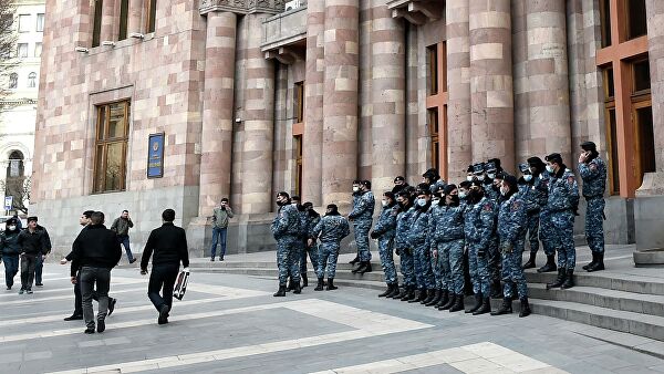 Президент Армении обсудил с представителем оппозиции ситуацию в стране