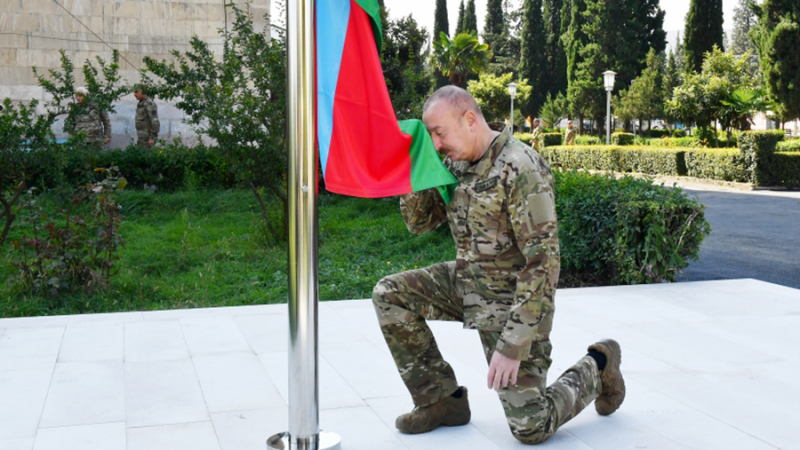 Алиев поднял флаг Азербайджана в Степанакерте