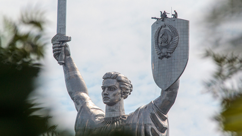 В Киеве начали демонтаж герба СССР с монумента &laquo;Родина-мать&raquo;